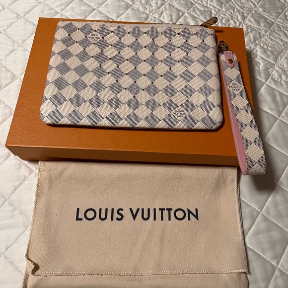 LOUIS VUITTON CITY POUCH WITH WRISTLET - Picture 3 of 16